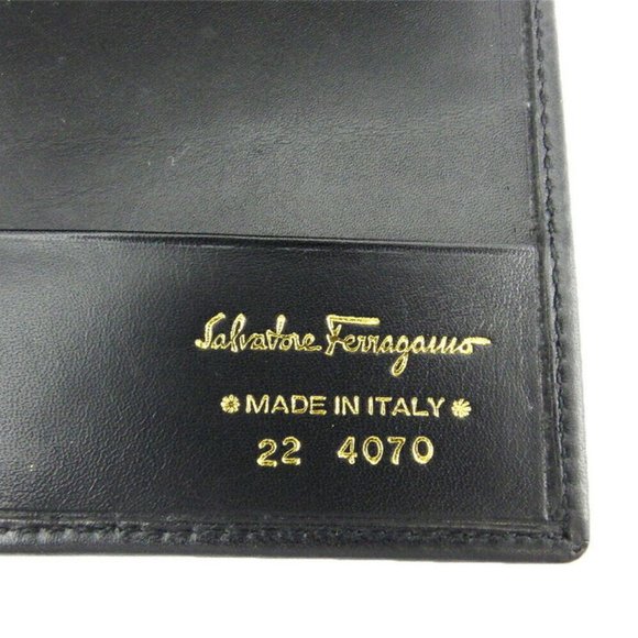 Salvatore Ferragamo passport case Vala Leather Authentic - Picture 8 of 8